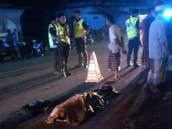 Seorang juruteknik penghawa dingin maut dalam kemalangan di Jalan Tiong Peringat dekat Masjid Tiong, jam 12.45 malam tadi. - Foto kiriman pembaca.