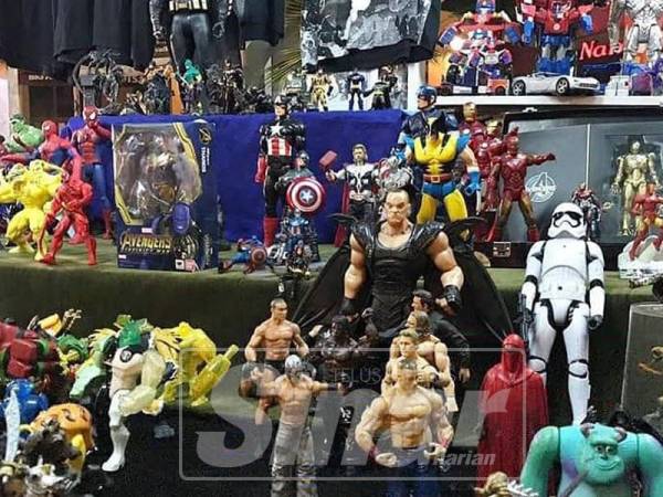 Koleksi patung mainan juga terdapat di Walk Flea Market ini.