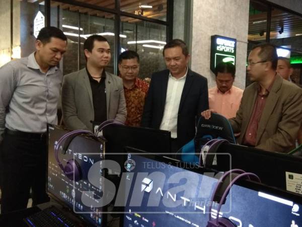Clement (dua,kiri) membawa Sze Han (tengah) bersama Muhammad Azli (dua,kanan) melihat kemudahan disediakan di premis e-sport miliknya yang turut menjadi pusat latihan kepada peserta sukan terbabit.