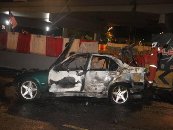 Keadaan kereta BMW yang terbakar dalam kejadian.