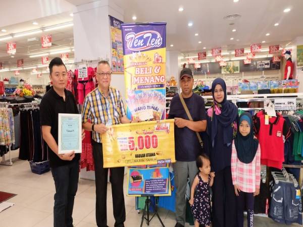 Rosmadi dan ahli keluarga menerima Hadiah Utama Peraduan Beli & Menang 2019 wang tunai RM5,000 daripada Cheong Lim