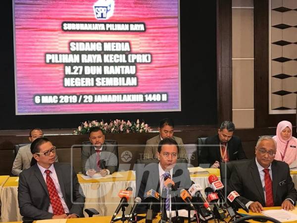 Azhar (tengah) ketika mengumumkan tarikh PRK DUN Rantau, sebentar tadi.