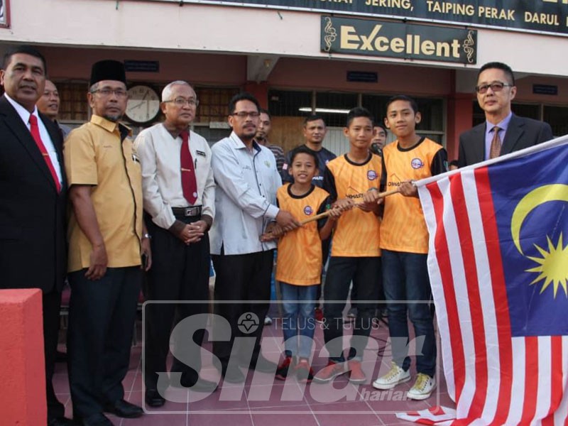 Adik(hadapan, tengah) mengetuai kontinjen atlet cilik Muay Thai Perak menerima Jalur Gemilang diserahkan Ir Megat Shariffudin(empat kanan) sebelum berlepas ke Kejohanan Muay Thai Sedunia di Pattaya, Thailand hari ini.