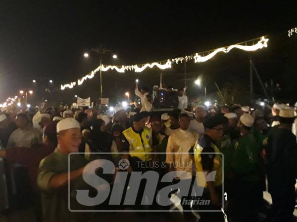 Ribuan umat Islam tiba di hadapan pintu masuk Istana Anak Bukit.