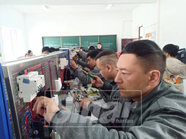 Tulabu Momen, 30, memilih untuk mempelajari kemahiran elektrik.