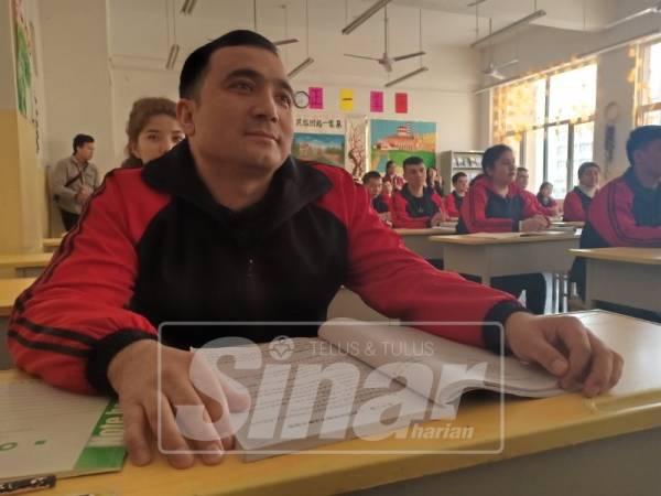 Pelatih diajar menguasai bahasa Mandarin, diberi pengetahuan mengenai undang-undang dan mempelajari kemahiran.