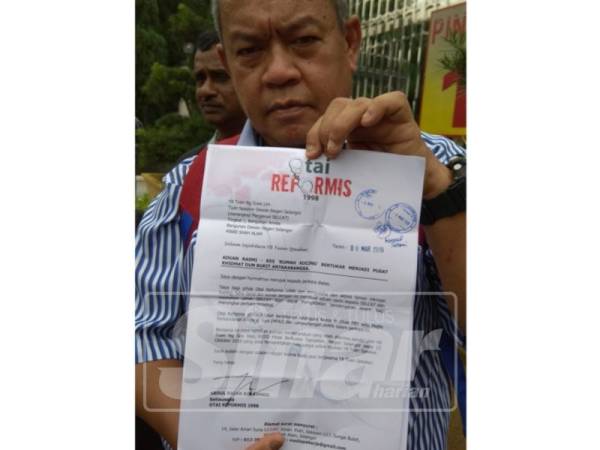Jamil menunjukkan surat yang diserahkan bersama memorandum kepada wakil Suee Lim di Pejabat SUK hari ini.