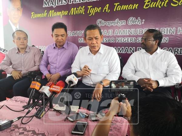 Aminuddin(dua dari kanan) pada sidang media hari ini.