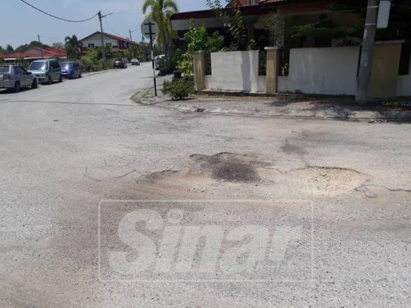 Jalan rosak akibat projek berkenaan.