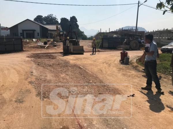 Beginilah keadaan jalan yang berdebu dan habuk.