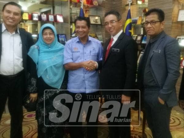Mazlan (tiga,kanan) bersalaman dengan Ketua Menteri, Adly Zahari ketika membuat kunjungan hormat di Pejabat Ketua Menteri, di Seri Negeri, Ayer Keroh, hari ini.