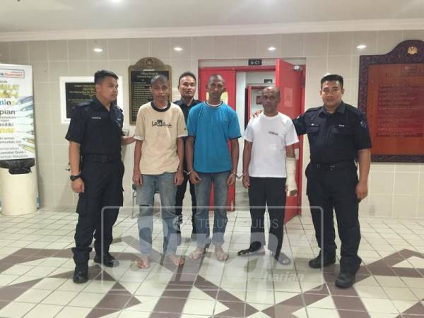 Tiga etnik Rohingya ini dijatuhi hukuman penjara selepas mengaku salah atas pertuduhan pilihan kerana membunuh tanpa niat di Mahkamah Tinggi Kuala Terengganu hari ini.