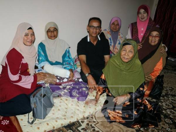 Roseminah (dua,kiri, depan) dikunjungi saudara mara selepas dibenarkan keluar dari hospital petang semalam.