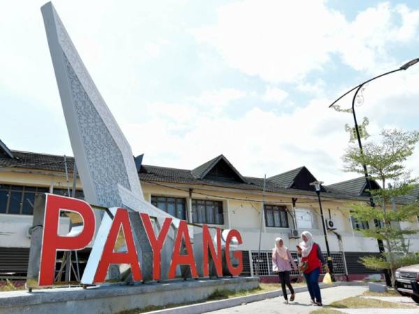 Bangunan Pasar Besar Kedai Payang yang telah beroperasi 51 tahun akan berubah wajah digantikan dengan pasar yang lebih moden, selesa dan mesra pengunjung berbanding dengan keadaan sekarang, yang ada antara sesetengah bahagian bangunan itu telah retak dan kotor. - Foto Bernama