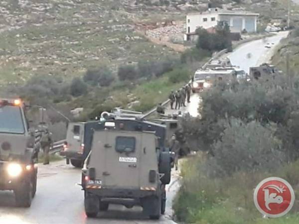 Polis Israel berkumpul di luar kediaman keluarga tahanan Palestin, Arafat Irfaiya.