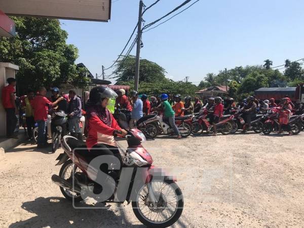 Program minyak percuma mendapat sambutan ramai apabila penunggang motosikal beratur panjang untuk mengisi minyak di Stesen Minyak Caltex, Kampung Pisang, dekat sini.