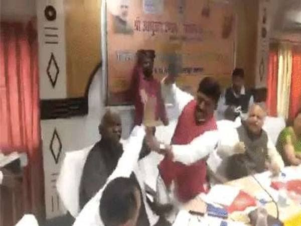  Tripathi (kanan) menyerang Rakesh Singh Baghel semasa mesyuarat semalam.
