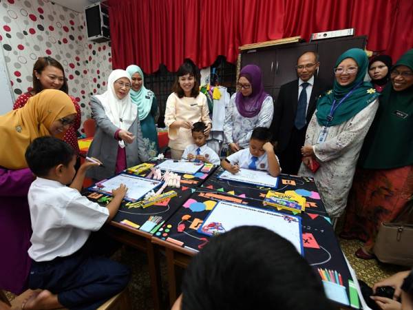 Timbalan Perdana Menteri Datuk Seri Dr Wan Azizah Wan Ismail meluangkan masa bermesra bersama para pelajar pendidikan khas semasa melawat Program Pendidikan Khas Integrasi (PPKI) dan Pendidikan Inklusif di Sekolah Kebangsaan Presint 9(2) hari ini.- Foto Bernama