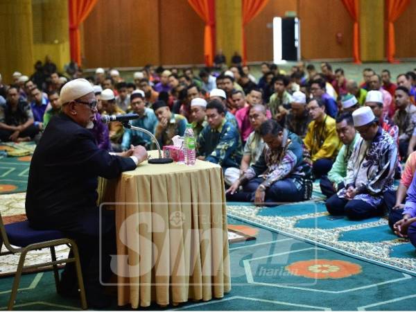 Abdul Hadi ketika menyampaikan tazkirah bulanan di Wisma Darul Iman, di sini, hari ini.