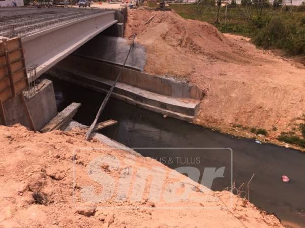 Sungai Kim Kim yang dipercayai tempat berlakunya buangan bahan kimia itu.