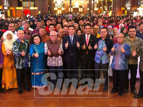 Azmin bersama tetamu lain merakam kenangan bersama pada majlis tersebut hari ini.