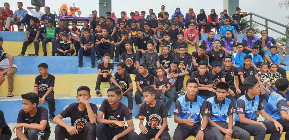 Antara penyokong yang turut sama menyaksikan perlawanan yang berlangsung sebelum ini.