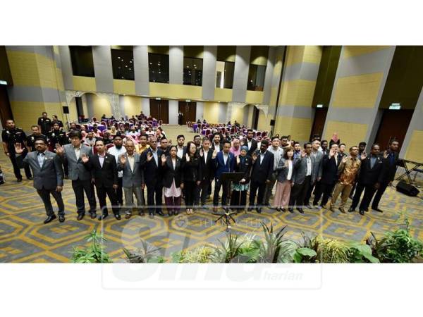 Ahli Majlis MPK dan PeBT melafazkan ikrar IBR di Dewan Hamzah, semalam.