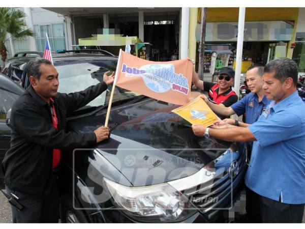 Pazman (kanan) pada acara pelepasan kembara di UTC hari ini.