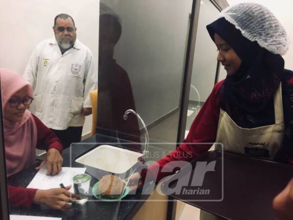 Burger yang sudah siap dihasilkan akan diuji terlebih dahulu bagi memastikan ia diterima pengguna.