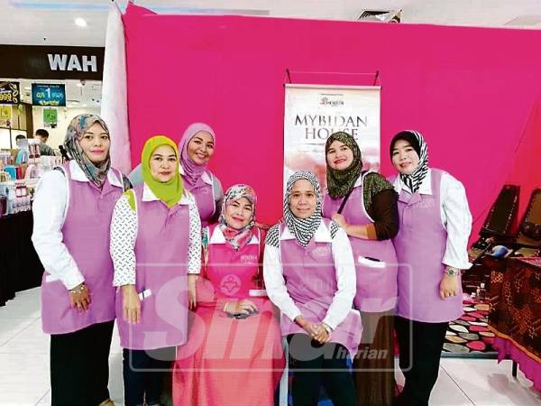 Kenangan Suliza bersama rakannya menyewa reruai di pasar raya terkenal untuk mempromosikan khidmat urutan.