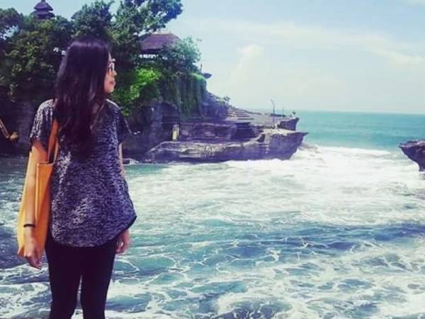 Penulis berada di Tanah Lot. Untitled