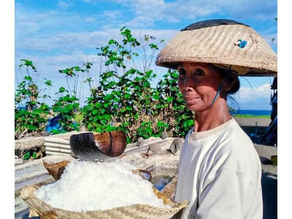 Garam laut asli yang telah siap diproses di desa nelayan Kusamba. 
