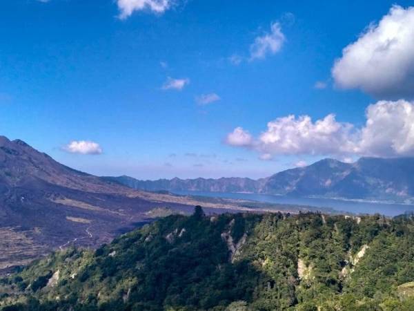 Pemandangan Gunung Batur, Gunung Abang dan Gunung Agung. 