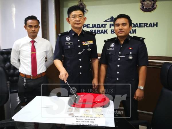 Chee Khoon (tengah) dan pegawainya menunjukkan dadah dan barangan yang dirampas pada sidang media di Bilik Mesyuarat IPD Sabak Bernam, di sini.