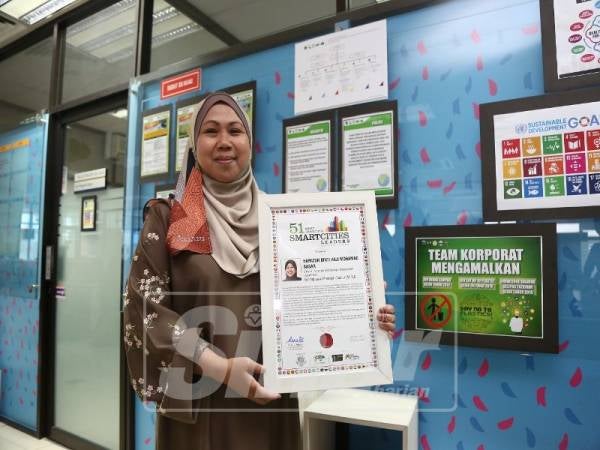 
Hamizun bersama penghargaan diterimanya iaitu sebagai salah seorang daripada 51 pemimpin bandar pintar paling berpengaruh.