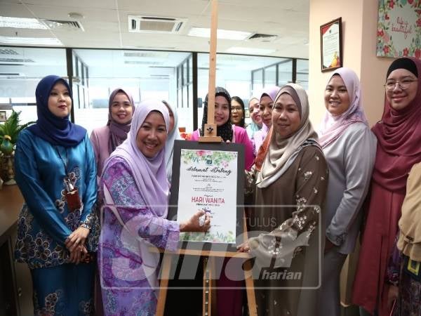 Noraini (dua, kiri) menandatangani plakad Jabatan Korporat dan Pengurusan Strategik sebagai simbolik sambutan Hari Wanita 2019 peringkat MPSJ hari ini