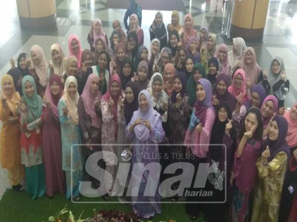 Noraini (depan, tengah) kelihatan ceria bersama sebahagian kakitangan wanitanya.