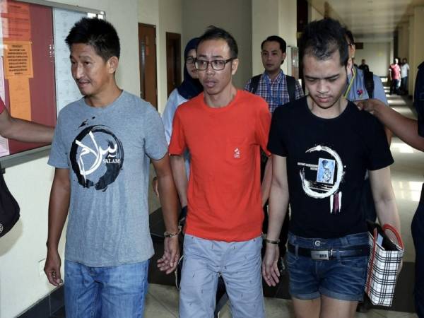 Tiga lelaki (dari kiri) Mohamad Yazid Kong Abdullah, 52, Chow Mun Fai, 43, dan Danny Antoni, 28, yang mencetuskan kontroversi dan kemarahan umat Islam di negara ini dengan penghinaan Nabi Muhammad SAW dan agama di media sosial didakwa atas 11 pertuduhan di Mahkamah Sesyen hari ini. - Foto Bernama