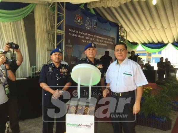 Acryl Sani (tengah) menekan bulatan sebagai simbolik merasmikan PC 31 & PC 32 milik PPM, hari ini.