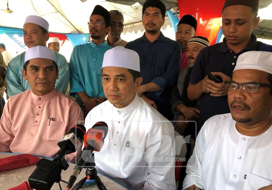 Mohamed Azmin ketika sidang media hari ini.