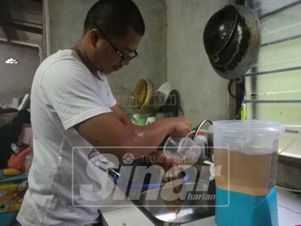 Mohammad Iqbal terpaksa membasuh pinggan mangkuk menggunakan air yang keruh disebabkan loji merawat air dari sungai Mentiga yang disalurkan kepada penduduk tidak dapat beroperasi akibat paras air semakin susut selain kualiti air juga terjejas.