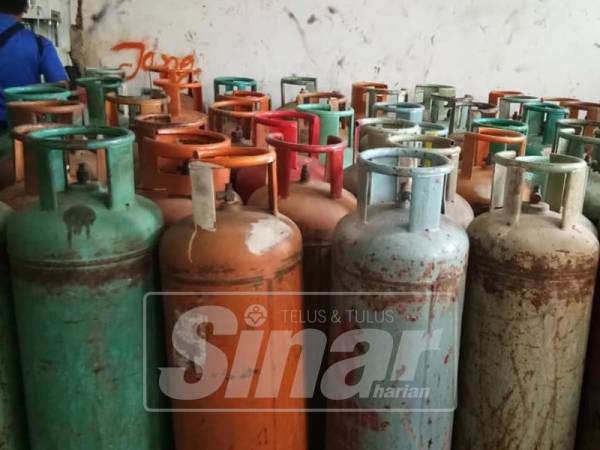 Sebahagian tong LPG yang dirampas dalam serbuan di sebuah premis, petang semalam.