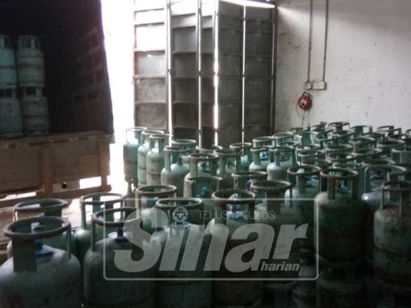 Sebahagian tong LPG yang dirampas dalam serbuan di sebuah premis, petang semalam.