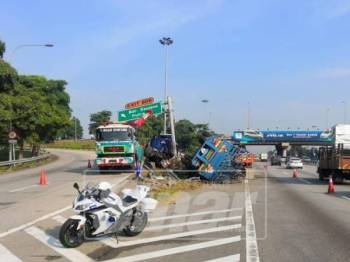 Pemandu Maut Langgar Belakang Lori