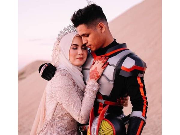 Alif Hakim bersama isterinya.