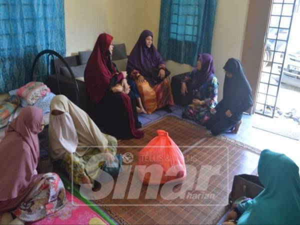 Nurul Balqis (kanan sekali) bersama ibunya ketika menerima lawatan Anili (tiga kiri).