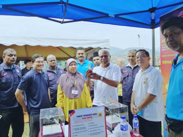 Sivanesan menunjukkan jentik-jentik yang dipamerkan sempena Gotong-royong Mega 1.0 peringkat negeri Perak.