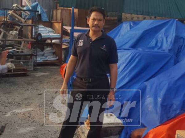 Azman meninjau keadaan rumah terjejas disebabkan ribut.