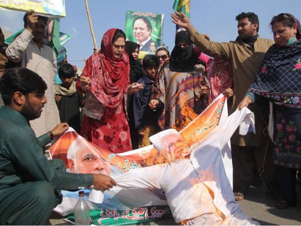 Aktivis dan penyokong Parti Liga Muslim Pakistan-N membakar patung Perdana Menteri India, Narendra Modi semasa tunjuk perasaan anti-India di Multan.