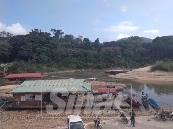 Kawasan persekitaran restoran-restoran terapung yang kering sejak awal tahun ini.